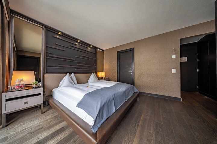 Room 7 of 74