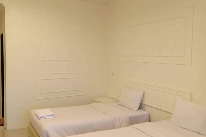 Room 9 of 32