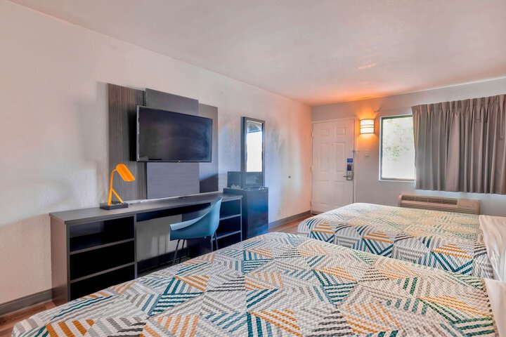 1 Queen Bed (7 of 9)