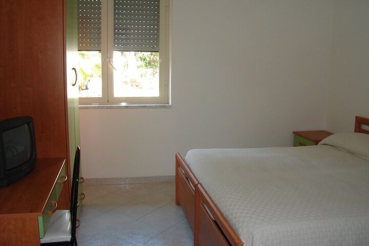 Room 6 of 42