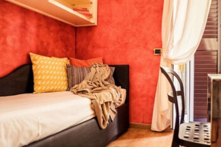 Room 5 of 18