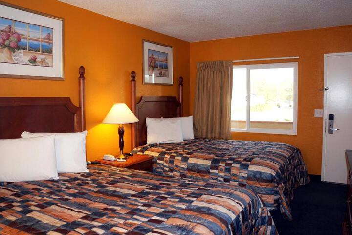 2 Queen Beds (2 of 5)