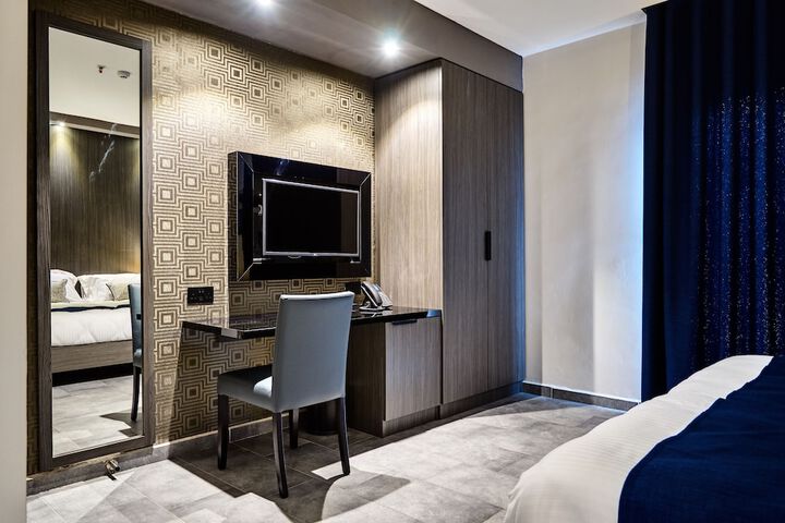 Room 14 of 33