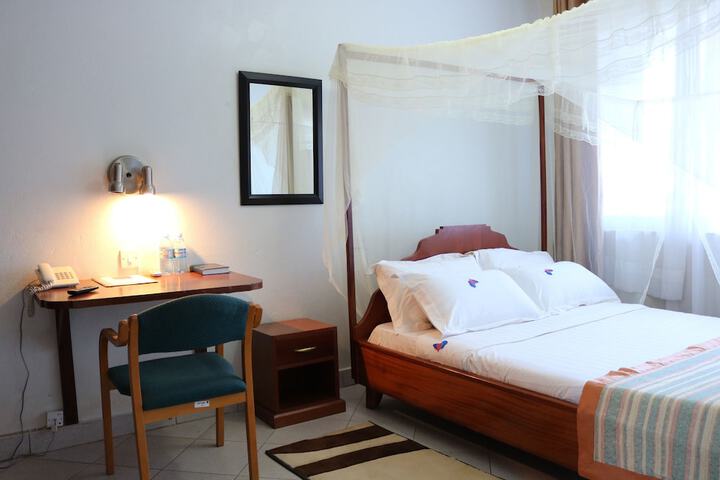 Room 4 of 7