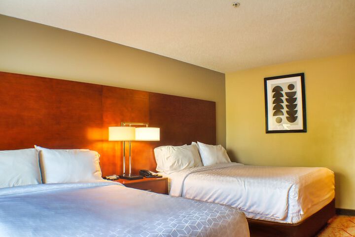 2 Queen Beds Microwave and Refrigerator Full Breakfast (12 of 14)