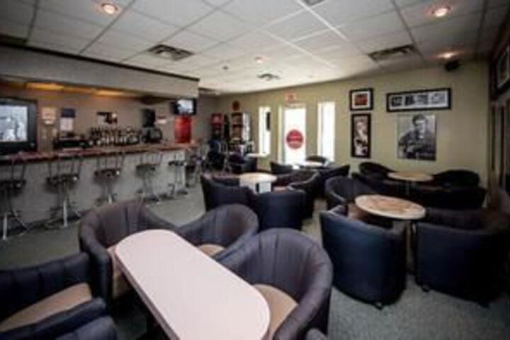 Lounge 13 of 25