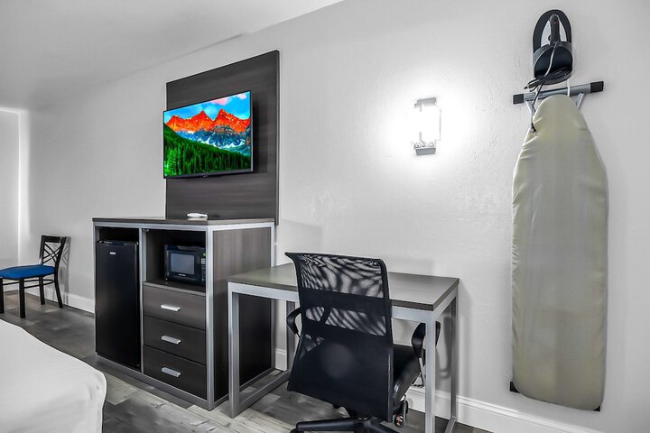 1 King Bed Microwave and Refrigerator WiFi Continental Breakfast (15 of 17)