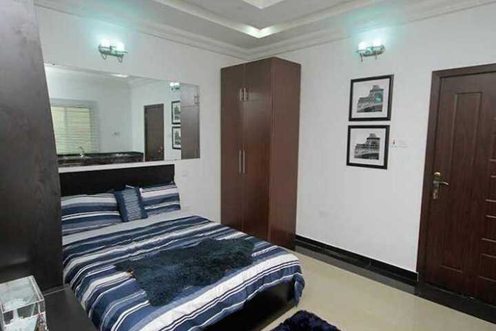 Room 4 of 16