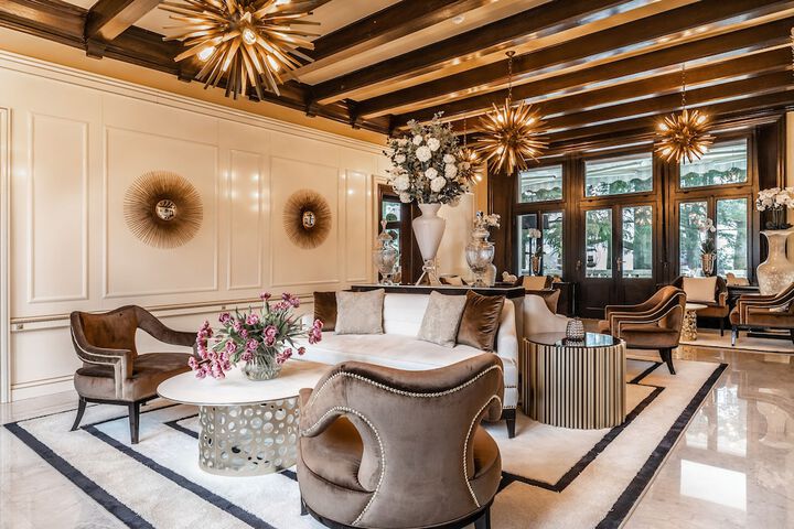 Lobby lounge