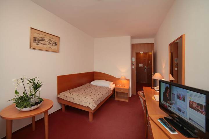 Room 5 of 87