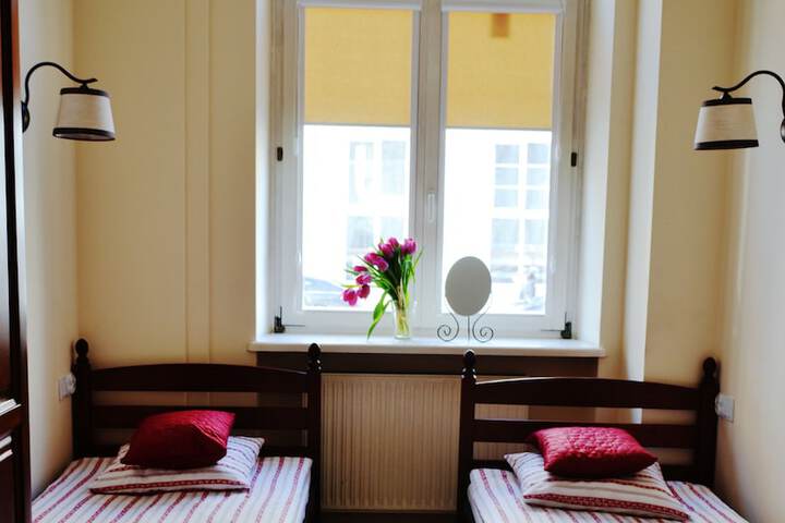 Room 32 of 76