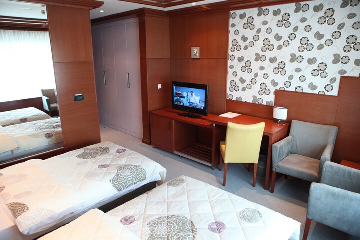Room 33 of 62