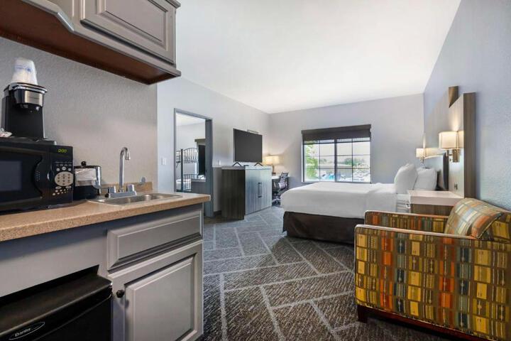 1 King Bed Hearing Accessible Room (6 of 21)
