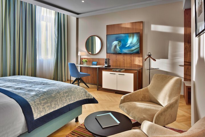 Room 12 of 110