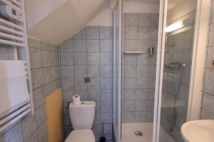 Room 9 of 16