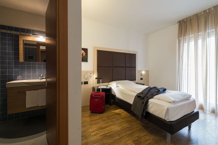 Room 3 of 34