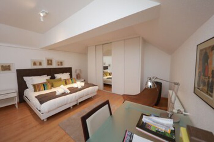 Room 8 of 16