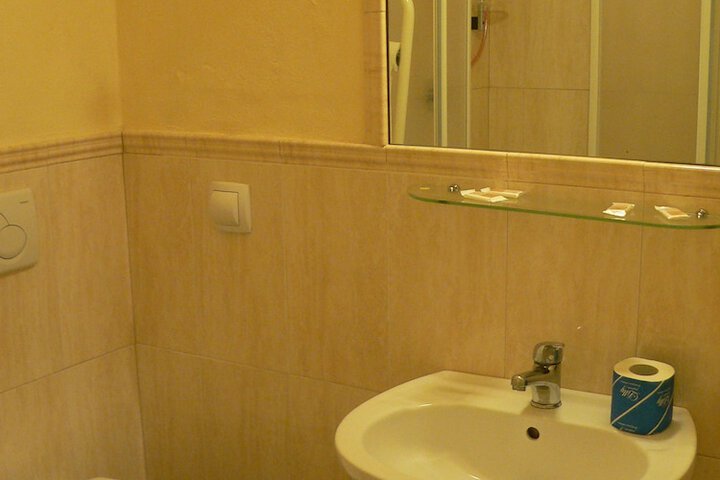 Room 32 of 64