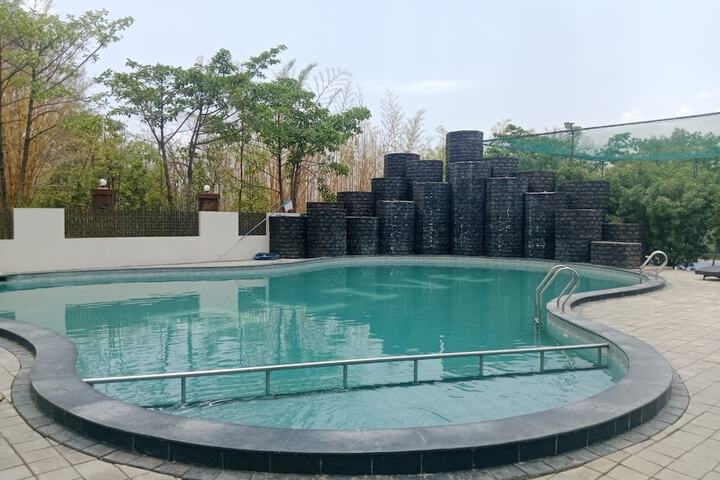 Pool 18 of 35