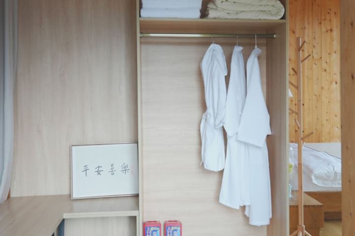 Room 42 of 80