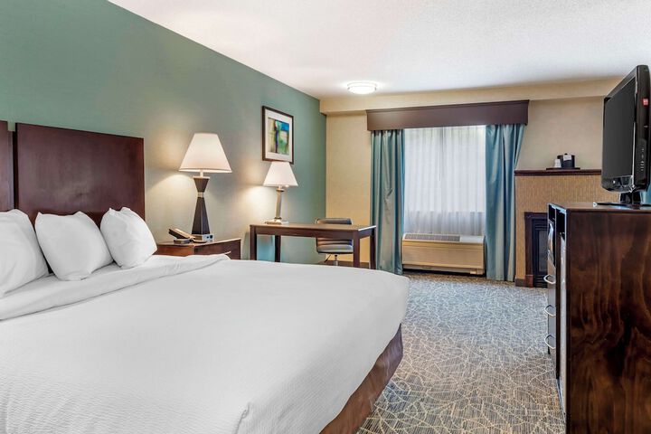 1 King Bed Microwave, Refrigerator Work Desk WiFi Full Breakfast (4 of 21)