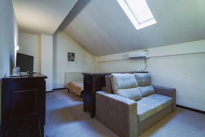 Room 12 of 28
