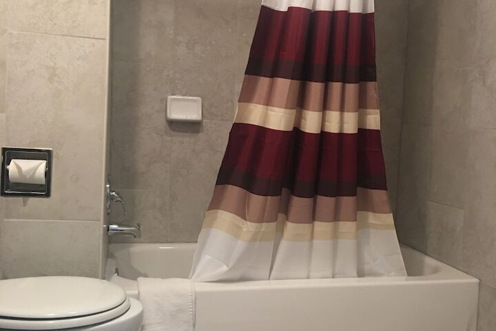 Deep soaking bathtub