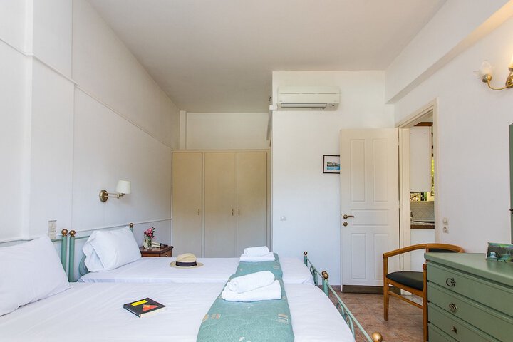 Room 6 of 107
