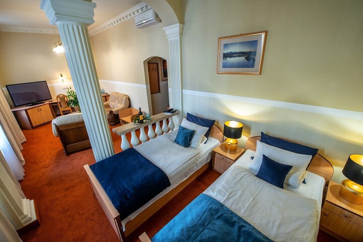 Room 5 of 38
