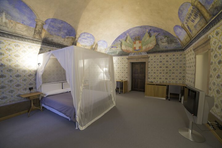 Room 15 of 35