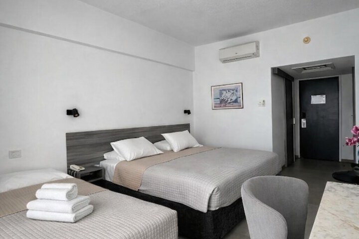 Room 32 of 65