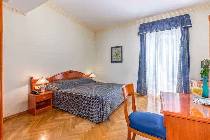 Room 27 of 41