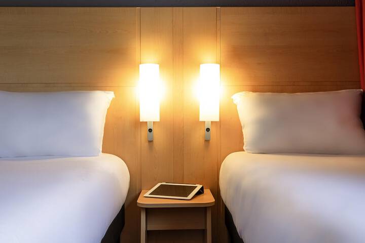 Room 8 of 33