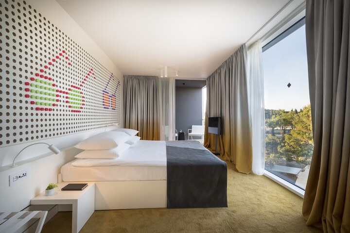 Room 6 of 138