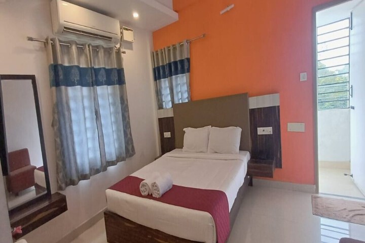 Room 6 of 12