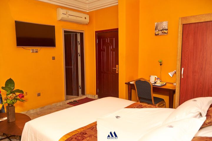 Room 16 of 98