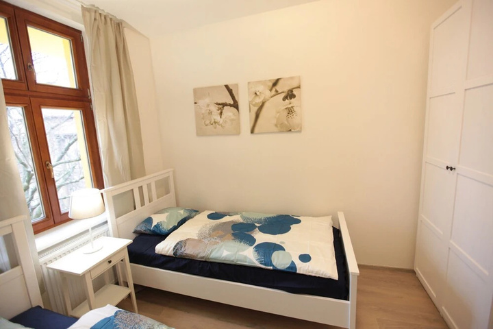 Room 6 of 10