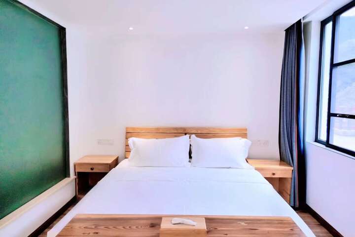 Room 26 of 170