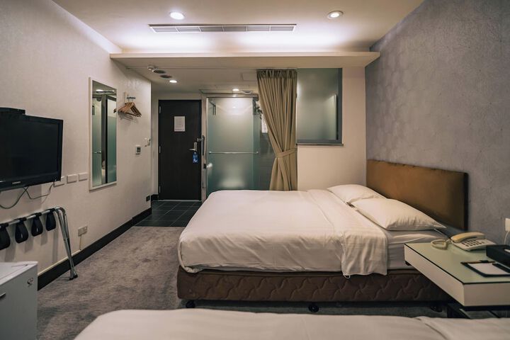Room 32 of 65