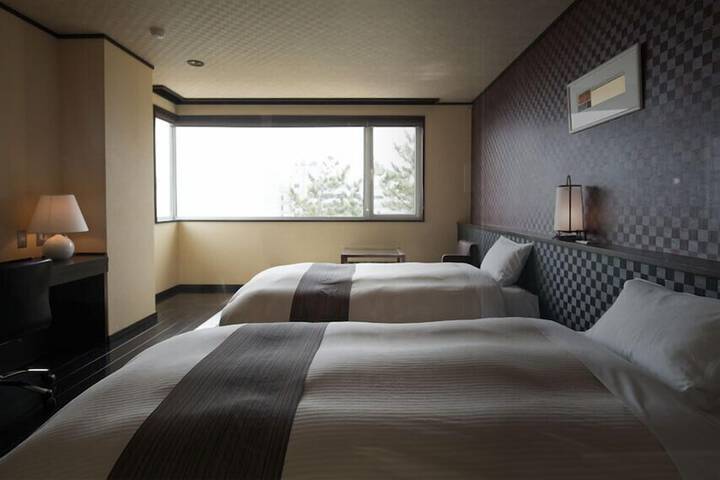 Room 2 of 20
