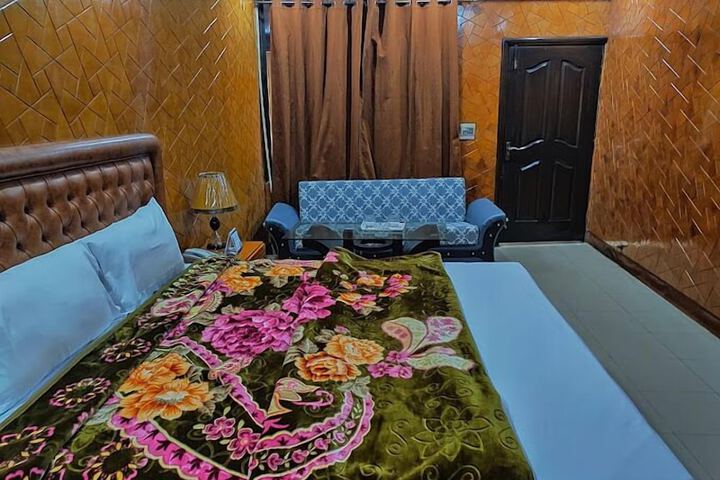 Room 2 of 10