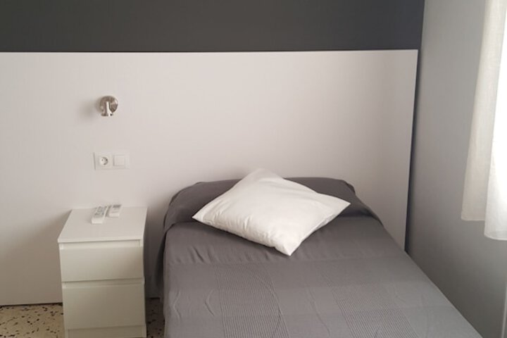 Room 9 of 32