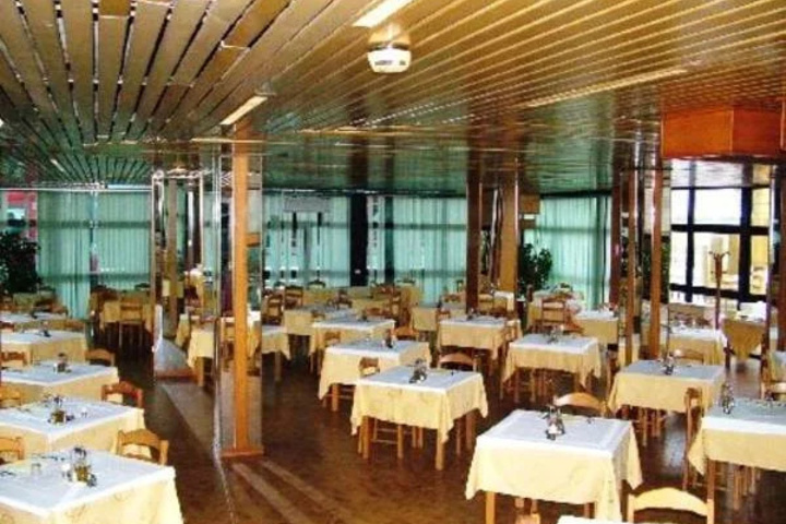 Dining 12 of 16