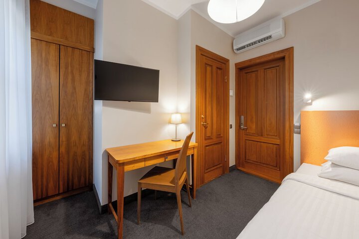 Room 17 of 42