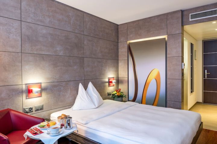 Room 16 of 40