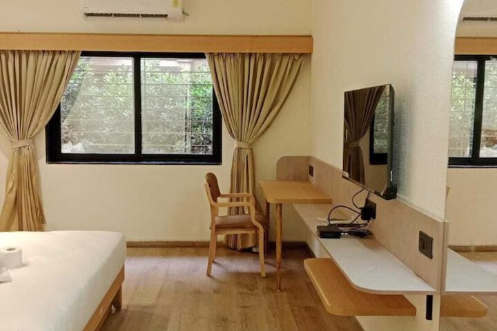 Room 9 of 18