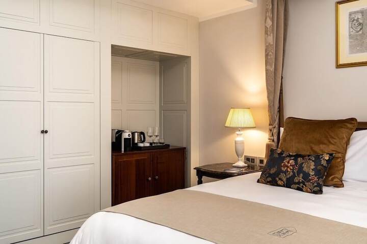Room 18 of 48