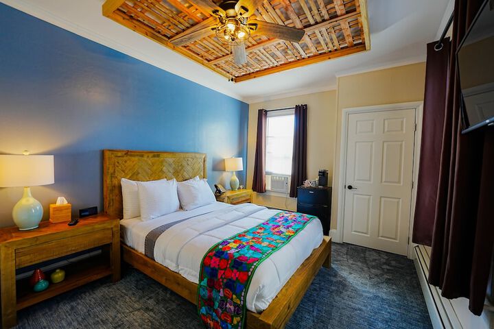 1 Queen Bed (2 of 40)