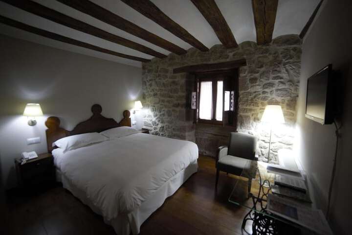 Room 13 of 38