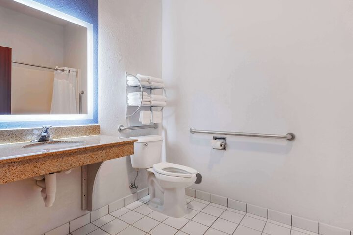 Accessible 1 King Mobility Accessible Communication Assistance Bathtub Microwave and Refrigerator Full Breakfast (19 of 26)